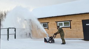 Начало снегопада, весёлая распаковка и шебутная кошка