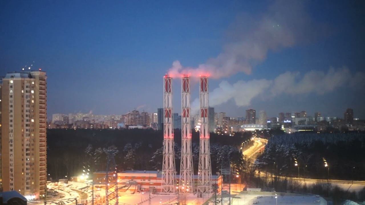 Режимный свет над Москвой из окна — трубы, дым, снег | Фон для работы, сна — 15 мин