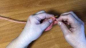 Интересное закрытие петель на полотне спицами