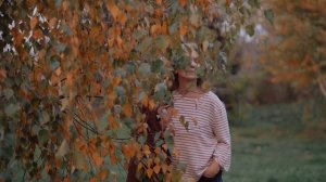 Мама на фоне осени