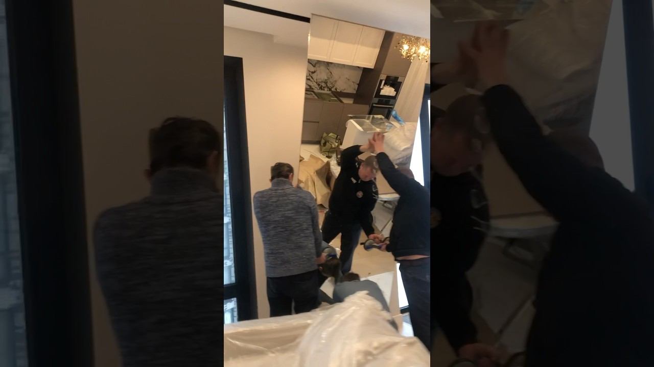 Монтаж огромного зеркала! #дизайндома #interiordesign #ремонтдома #ремонтквартир #ремонт #дизайн смотреть онлайн