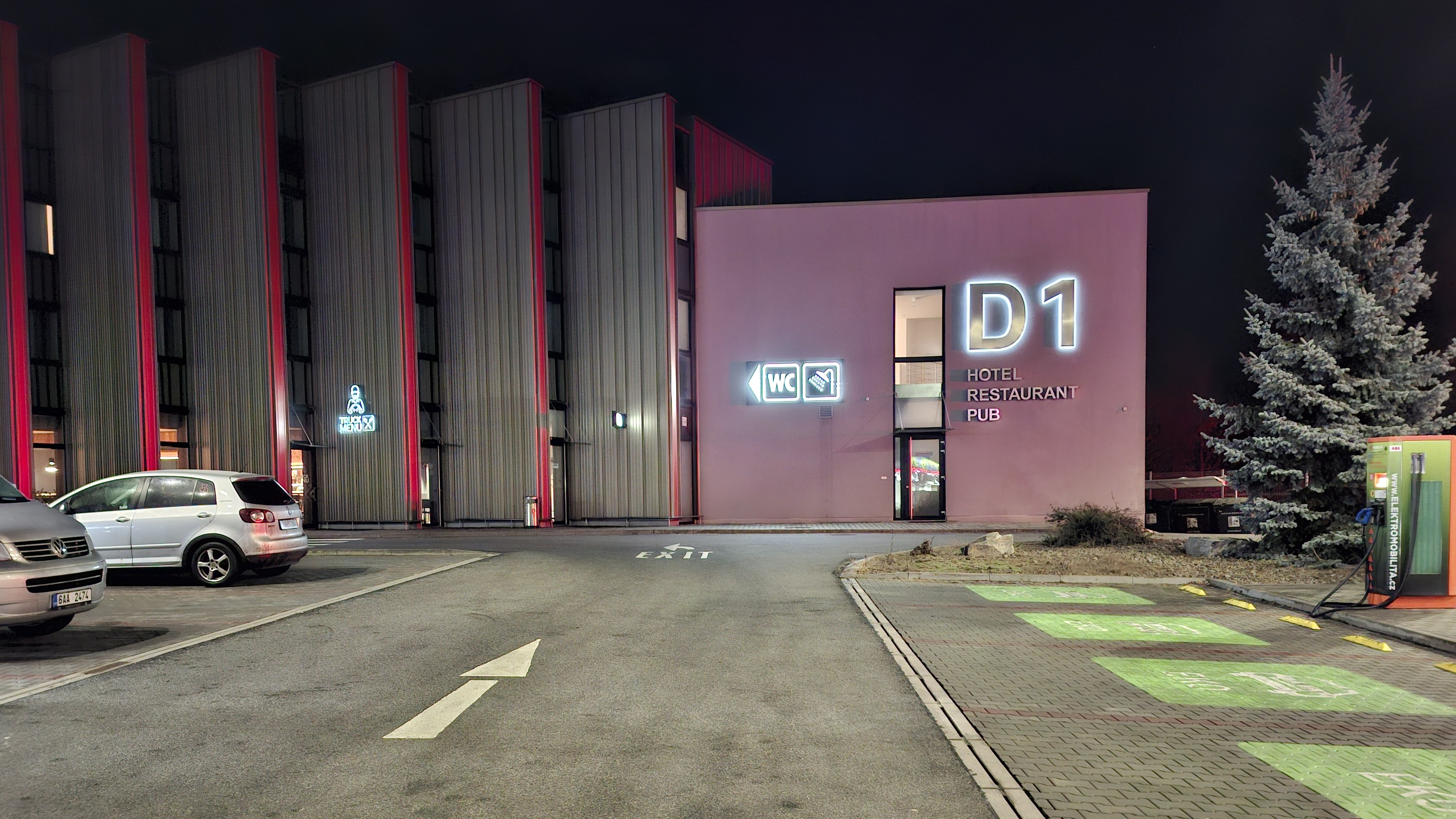 Европа дальнобойная!! Я ночью на самом большом паркинге D1 TIR в Чехии, возле города Brno