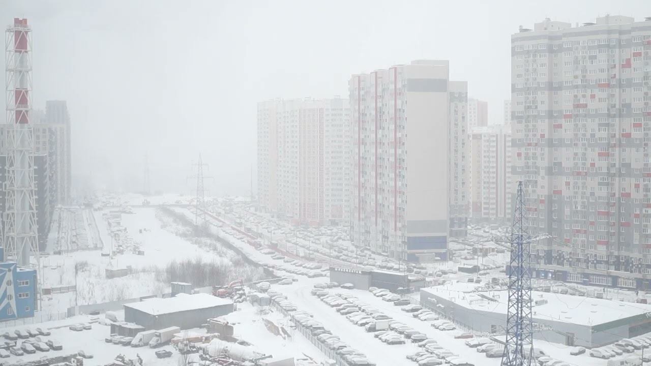 Зимний вид на город из окна — снегопад, туман, дома | Фон для работы, сна — 15 мин