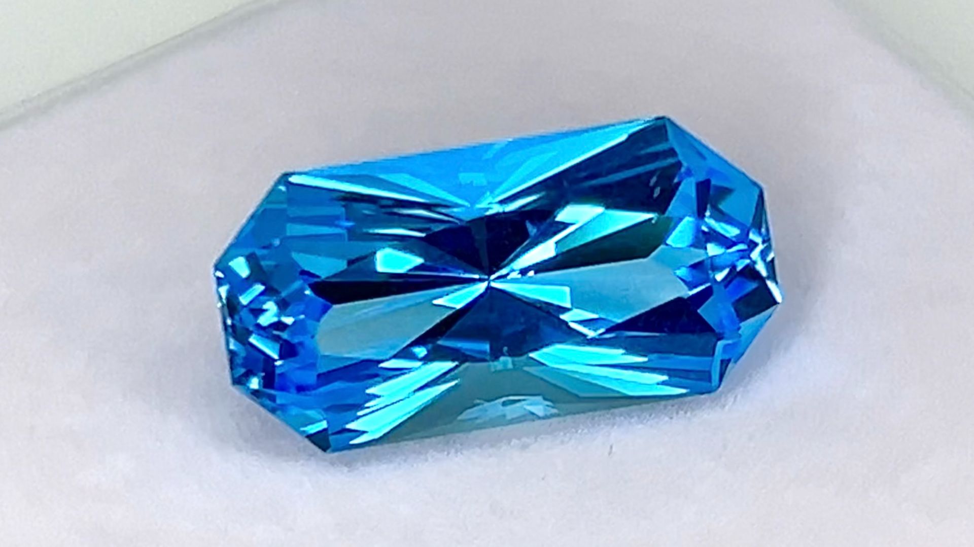 "Швейцарский" Голубой Топаз 15,41 карат смотреть онлайн