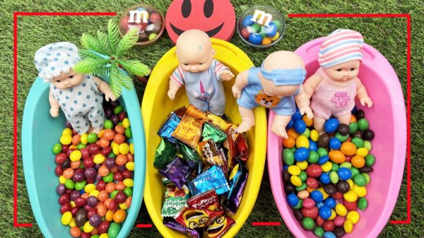 Мультики для детей и малышей с Яркими Куколками и конфетками в разноцветных ванночках. Мультики