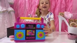 Настя устроила для папы салон красоты. Веселое видео