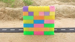 Игрушечные машинки и друзья с блочной пещерой