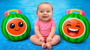 Малыш играет с забавными фруктами!