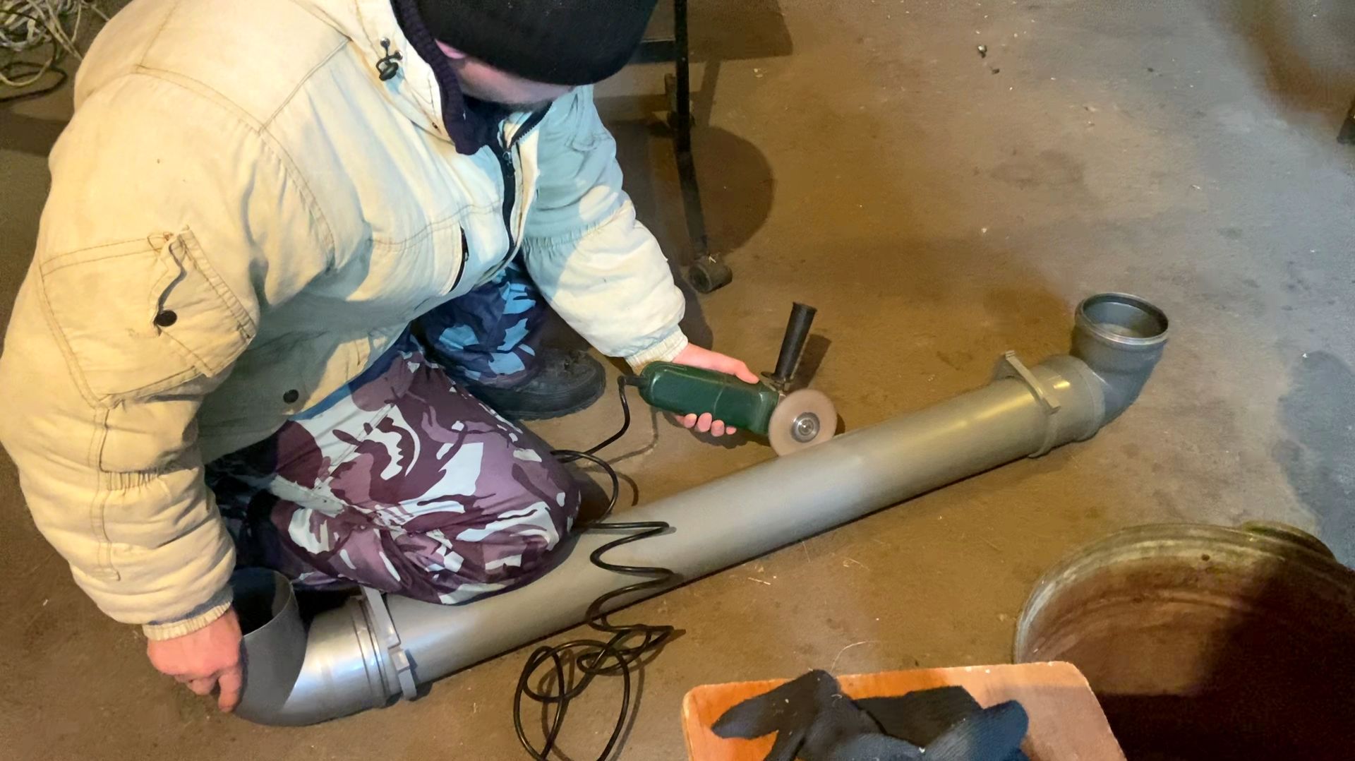 АНОМАЛЬНЫЕ МОРОЗЫ. УТЕПЛИЛИ КУРЯТНИК. СДЕЛАЛИ КОРМУШКУ. УСТАНОВИЛИ НОВЫЕ ЛЮСТРЫ. НОВОЕ КРЕСЛО.