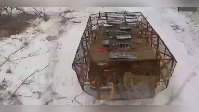 Удар оптоволоконным FPV-дроном по ББМ Всу в Константиновке 💥🇷🇺👊 смотреть онлайн