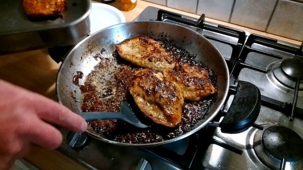 Жарим куриные грудки с мёдом и чесноком.