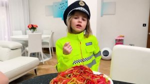 Катя играет с Максом и папой