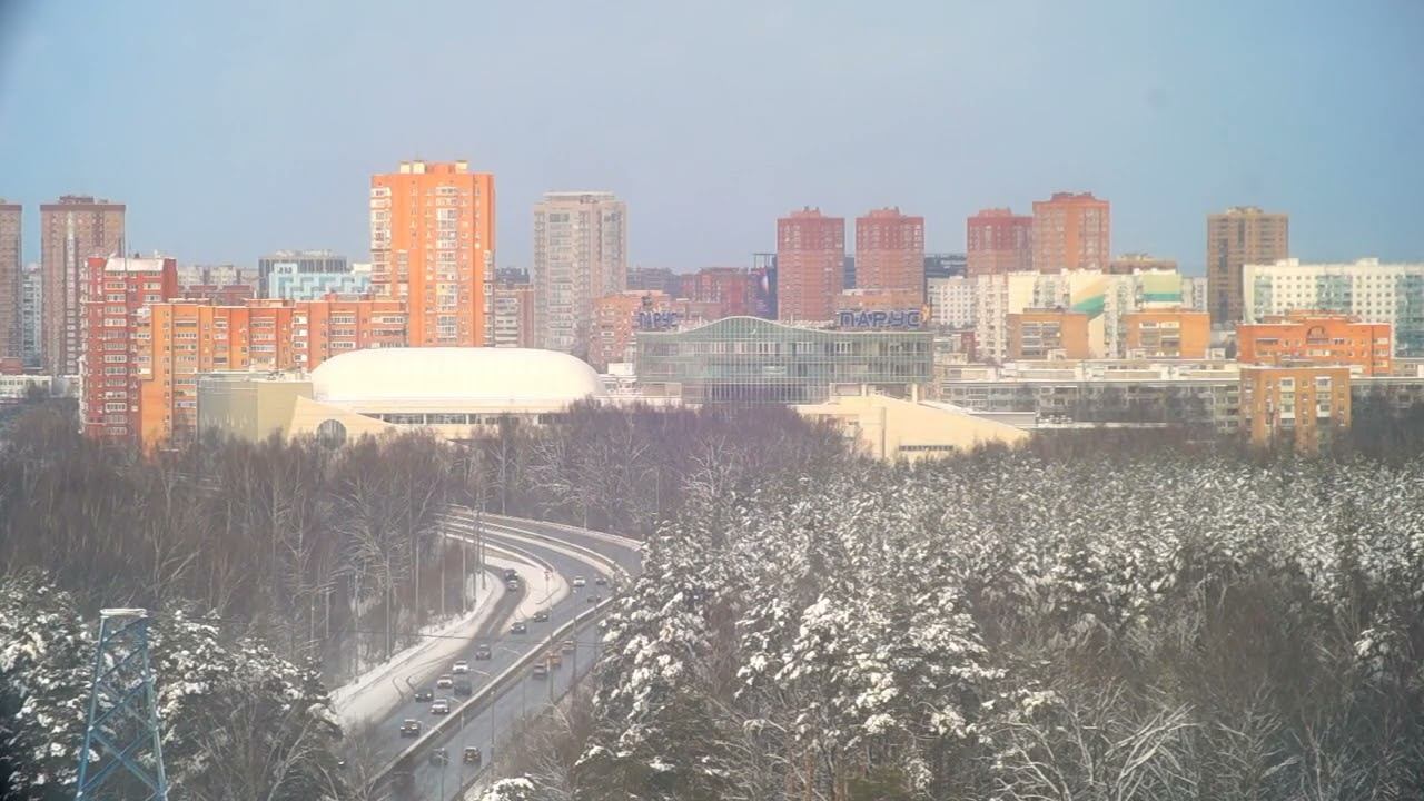 Зимний вид на город из окна — горизонт, автотрасса, лес | Фон для работы, сна