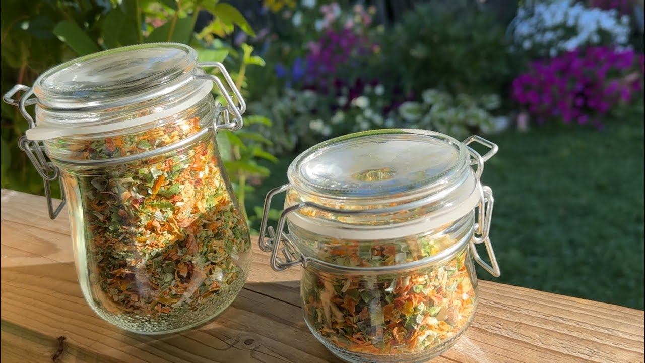 13.09.24 Влог: сушу приправу, парю грядку под чеснок, огородные дела смотреть онлайн