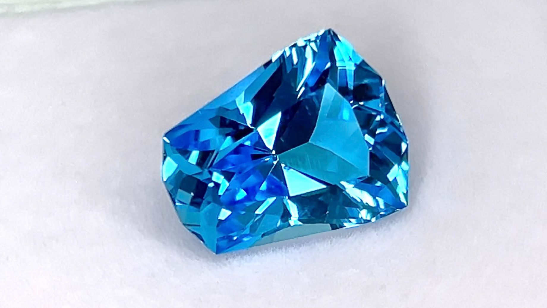 "Швейцарский" Голубой Топаз 15,06 карат смотреть онлайн