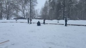 Народный день на лесном пруду.