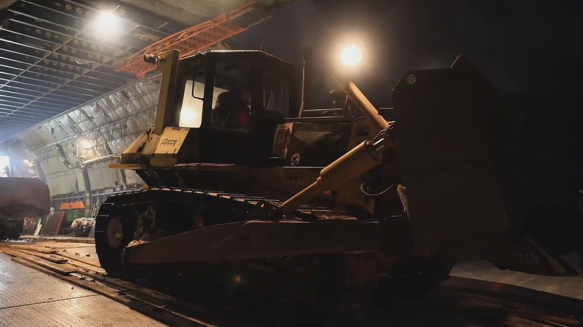 ТЕХНИКА ЕДЕТ НА ПОМОЩЬ смотреть онлайн