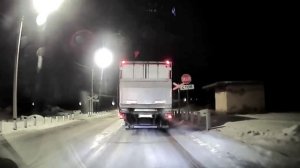 Смелый обгоняет на ЖД переезде в Омске