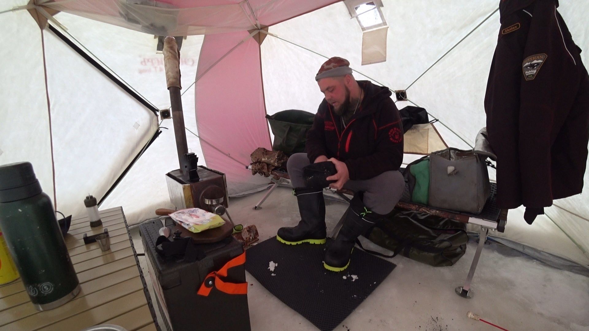 ОДИН НА ЛЬДУ В ПАЛАТКЕ В МОРОЗ! ПЛОТВА НА УДОЧКУ НОЧЬЮ? КАЙФОВАЯ РЫБАЛКА ДЛЯ ДУШИ \ ХИТРЫЕ МАКАРОНЫ. смотреть онлайн