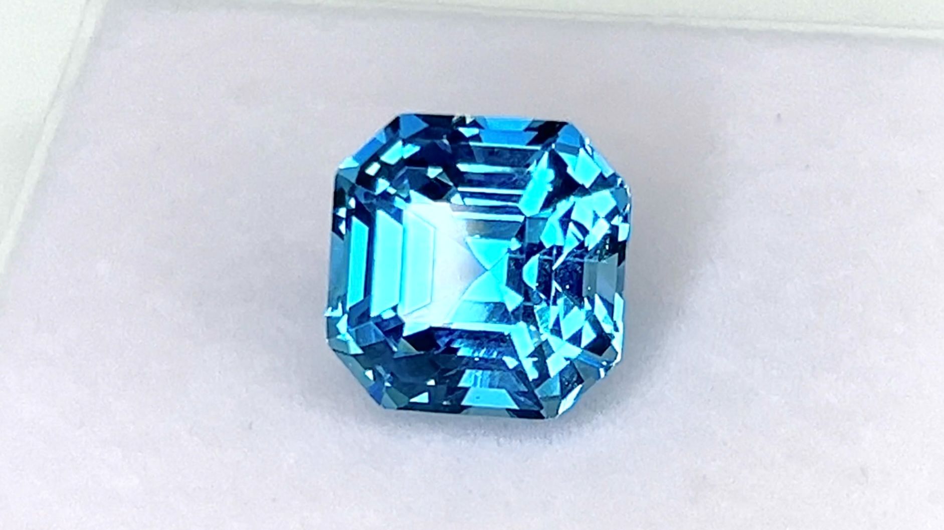 "Швейцарский" Голубой Топаз 12,23 карата смотреть онлайн