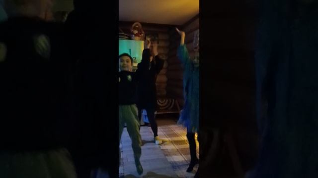 Дискотека у детей/ Танцы/ Руки над головами смотреть онлайн