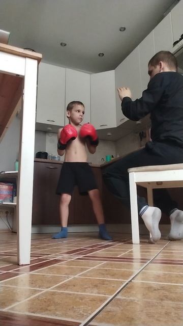 Отработка прямых ударов на месте