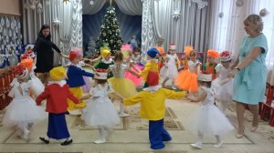 "Новогодний подарок" утренник в младшей группе