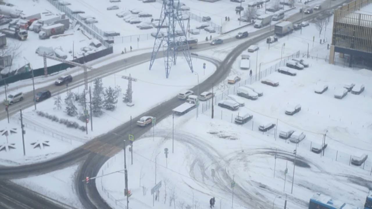 Зимний вид на Москву из окна — перекрёсток, снег, машины | Фон для работы, сна — 15 мин