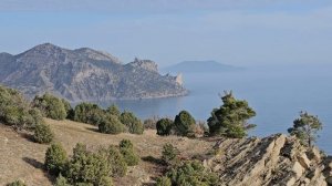 Гора "Папая-Кая" (Отшельничья скала, Крым), вид вдоль тропы на "Язык тролля".  Вид на Карул-Оба - 7