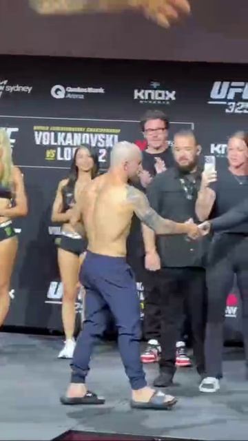 👀Финальная битва взглядов Алекса Волкановски и Диего Лопеса. смотреть онлайн