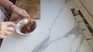 фкусная минутка-распрелые свиные костки и манты на бумажных салфетках