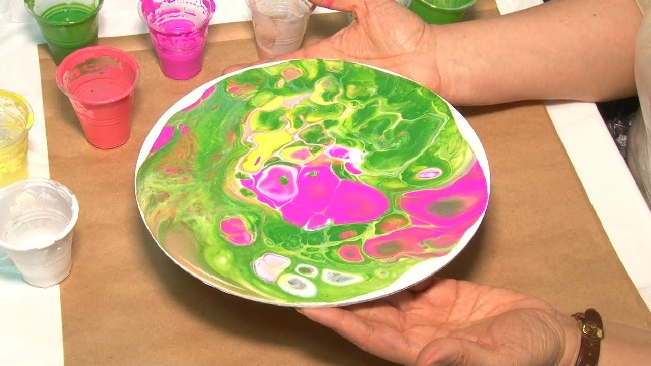 Мастер-класс в технике флюид-арт для бийских журналистов провела художник-педагог Надежда Зелинская смотреть онлайн