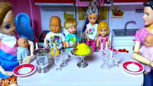 НОЧНОЙ СЮРПРИЗ ДЛЯ МАМЫ 🎁😁 Катя и Макс веселая семейка! Куклы Барби мультик Даринелка