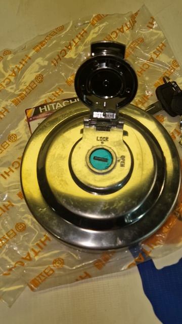 4361638 Крышка топливного бака Hitachi 4361638: Надежная защита для вашей спецтехники! смотреть онлайн