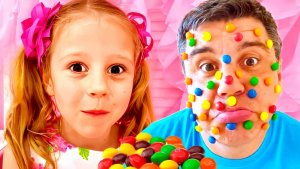 Настя и папа и конфеты