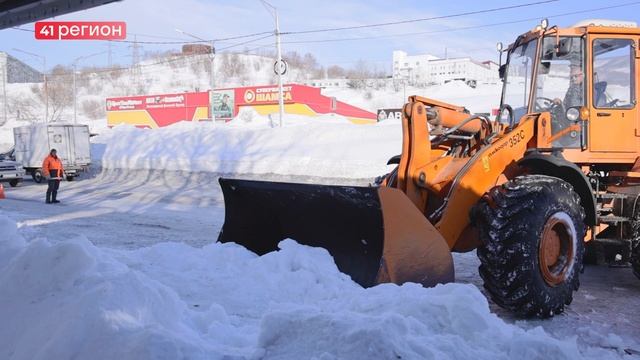 ГУБЕРНАТОР КАМЧАТКИ РАССКАЗАЛ, ЧТО В КРАЕ ЗАКУПАЮТ НЕОБХОДИМУЮ СНЕГОУБОРОЧНУЮ ТЕХНИКУ • НОВОСТИ смотреть онлайн
