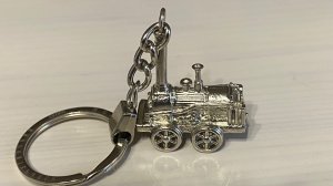 Брелок ярко серебристый паровоза черепановых
