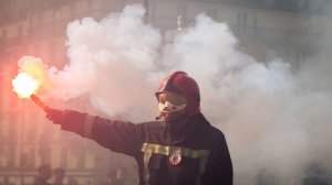 Пожарные стали поджигателями: новые протесты во Франции