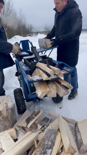 Как быстро справляется дровокол со своей работой🪵 смотреть онлайн