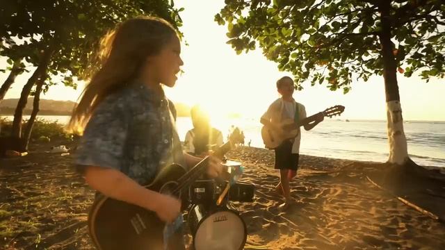 Детская группа - гитара и барабаны # дети # гитара # песня # группа # улица # море # лето смотреть онлайн