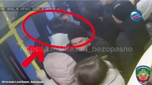 Небезопасный транспорт: из движущегося автобуса в Казани выпали люди