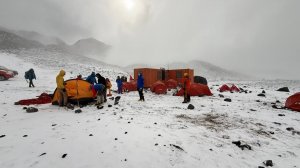 Группа Клуба 7 Вершин "Понаехали" совершила акклиматизационный выход, переночевав на высоте 5900