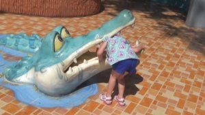 Настя развлекается в парке Бангкока