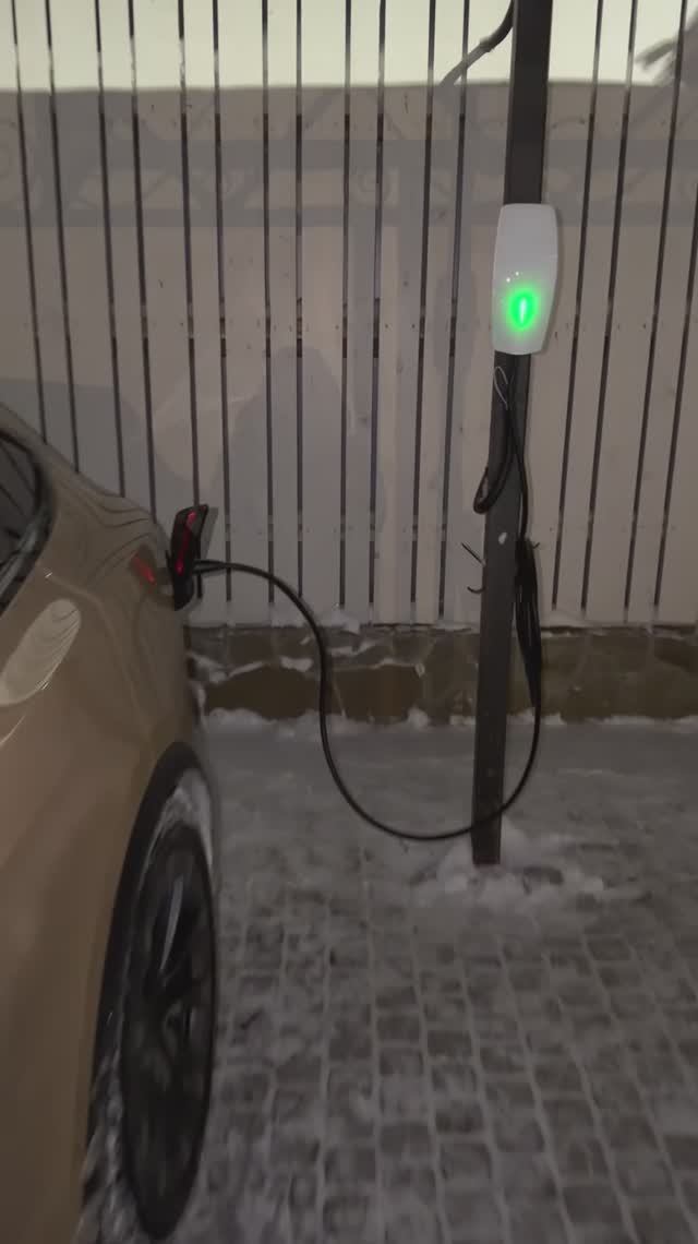 Установка зарядной станции для электромобиля в загородном доме Tesla Model X Plaid 2023 Тесла Х