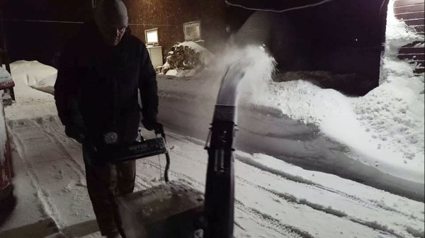 Снегоуборщик Huter SGC 4800В. Чистка парковки.