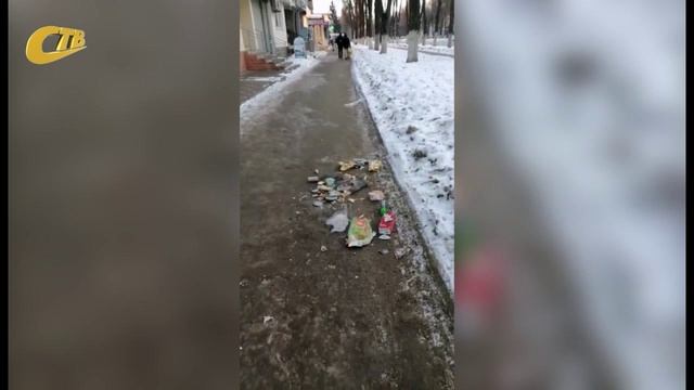 ЖИТЕЛЬНИЦА ЖЕЛЕЗНОГОРСКА ПОЖАЛОВАЛАСЬ НА НЕИЗВЕСТНОГО, ВЫБРАСЫВАЮЩЕГО МУСОР ИЗ ОКОН ДОМА НА ТРОТУАР смотреть онлайн