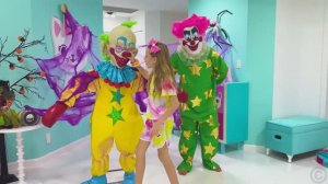 Настя и папа устроили шопинг на Хэллоуин