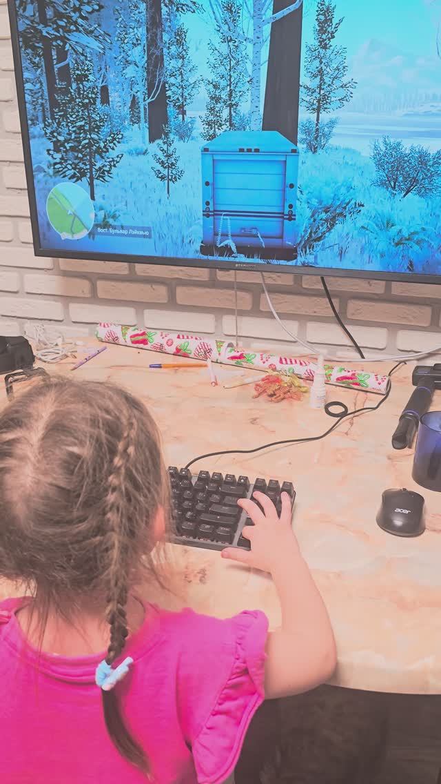 Первая самостоятельная игра Ангелины на ПК в The Lake