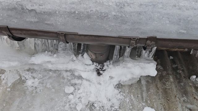 Как убрать лёд с ливнёвки на крыши смотреть онлайн