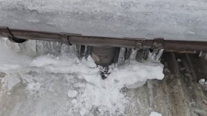 Как убрать лёд с ливнёвки на крыши